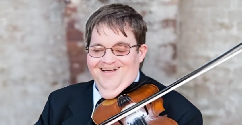 Michael Cleveland performing